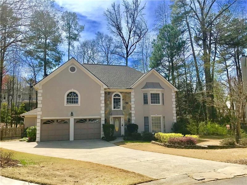 Charming Home/ Front Yard and Driveway with 2 car 