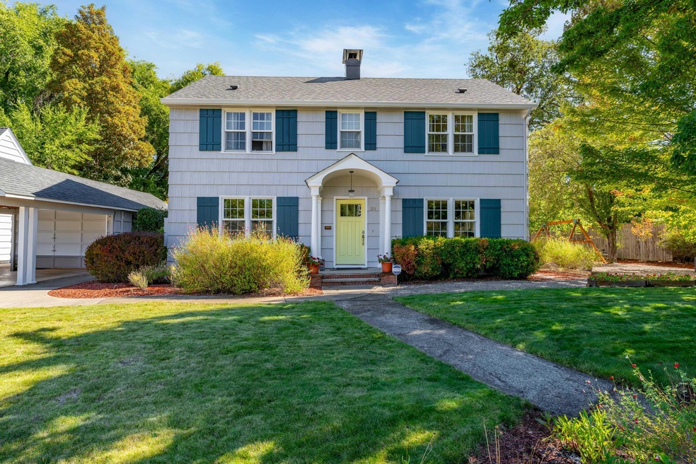 1241 NW Lawnridge Ave, Grants Pass, OR 97526 - photo 1