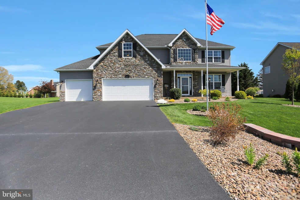 942 Shannon Dr N, Greencastle, PA 17225 - photo 1