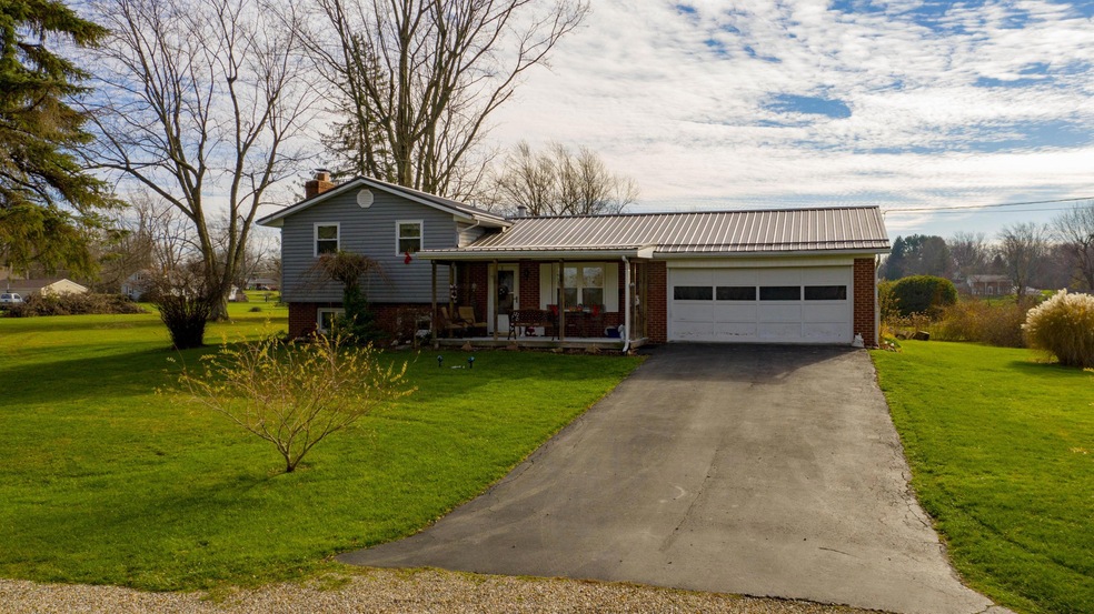 1724 Denzler Cir, Mansfield, OH 44903 - photo 1