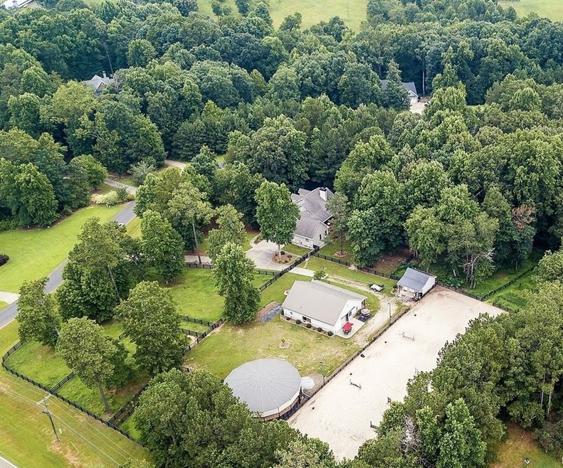 INCREDIBLE 4 ACRES ESTATE WITH BARN,RIDING ARENAS,