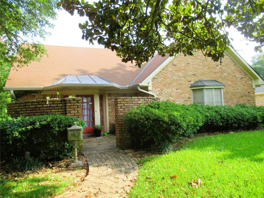 View of front of house featuring a front yard