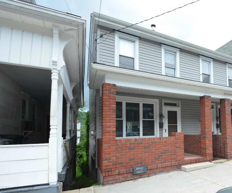 321 W Abbott St, Lansford, PA 18232 - photo 1