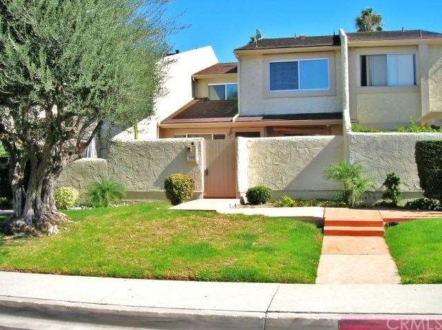Great Curb Appeal!!