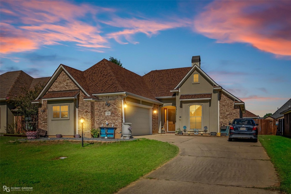 View of front of property featuring a yard and a g