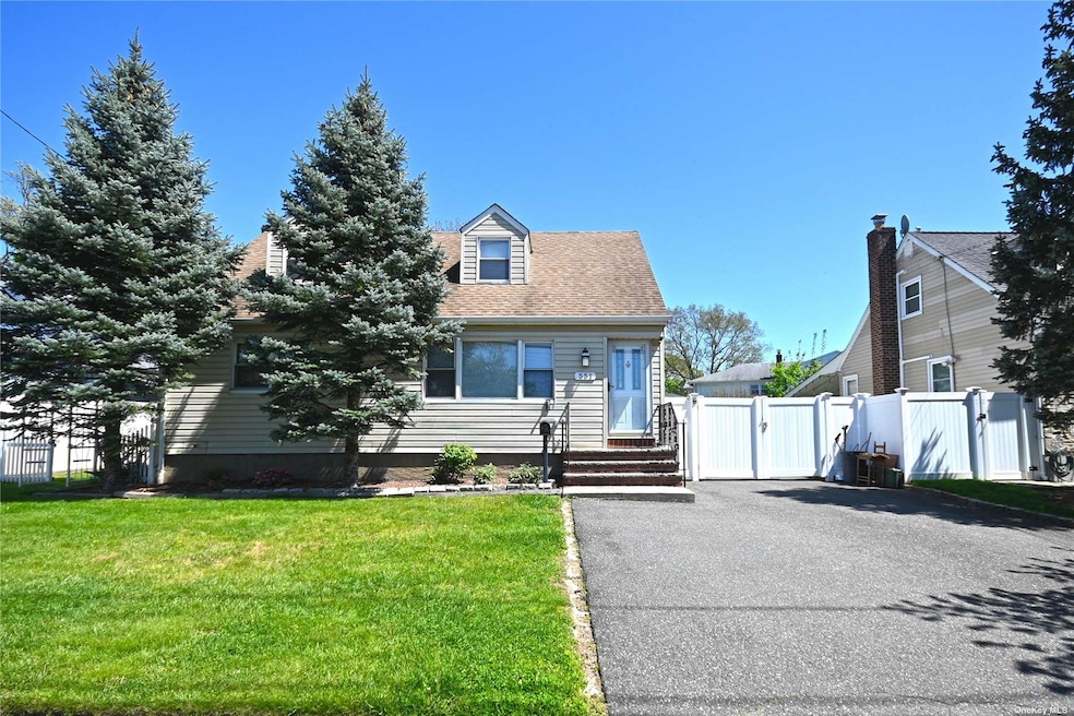 551 Hempstead Gardens Dr, West Hempstead, NY 11552 - photo 1