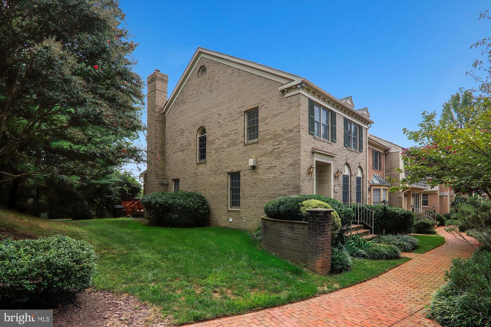 10927 Brewer House Rd, Rockville, MD 20852 - photo 1