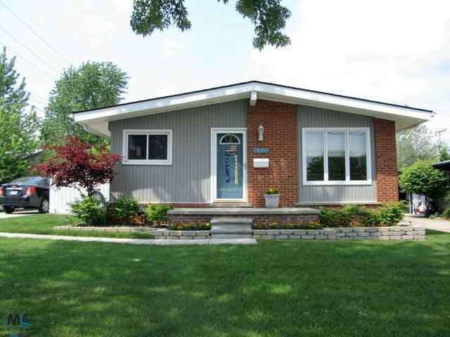 826 School St, Clawson, MI 48017 - photo 1