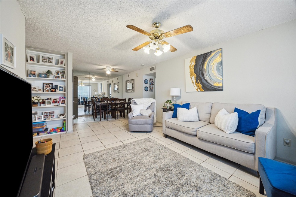 This well maintained and stylish 1 bedroom home of