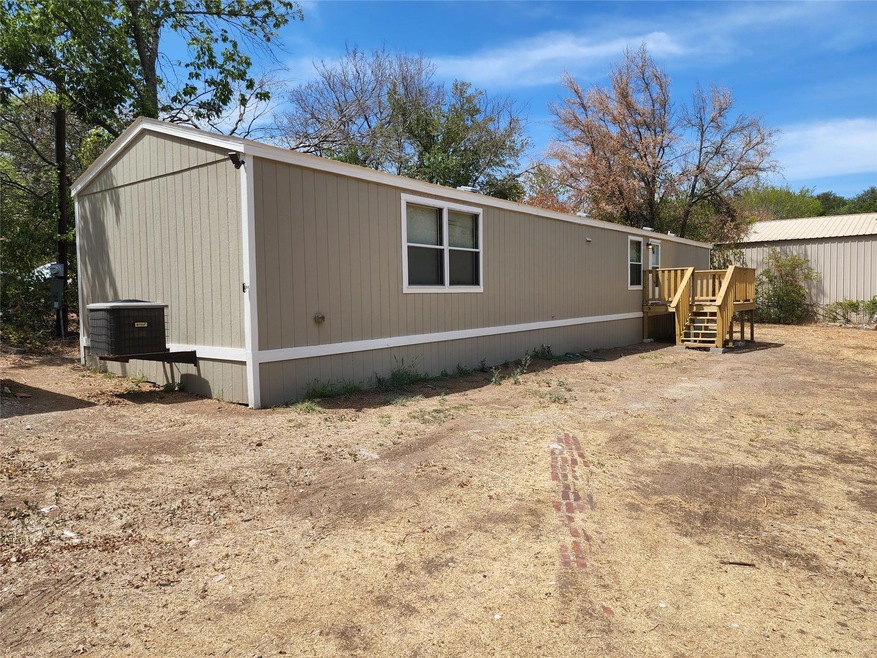 111 Highland Ct, Springtown, TX 76082 - photo 1