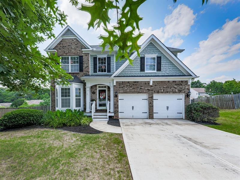 Great curb appeal on quiet cul de sac!