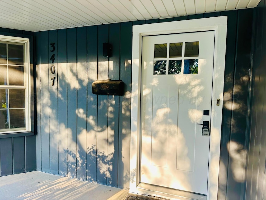 Adorable front porch to enjoy