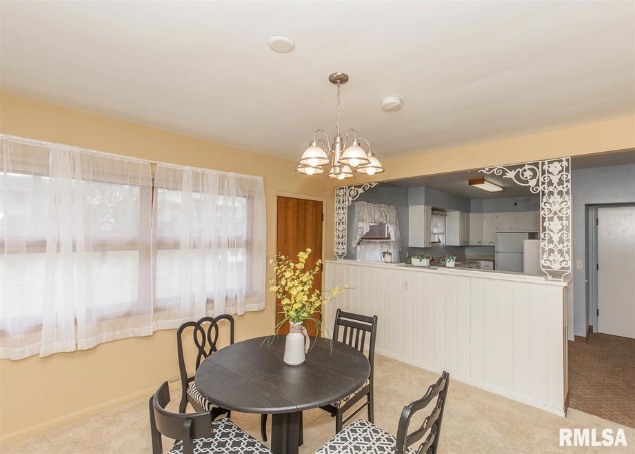 1832 W 38th St, Davenport, IA 52806 - photo 1