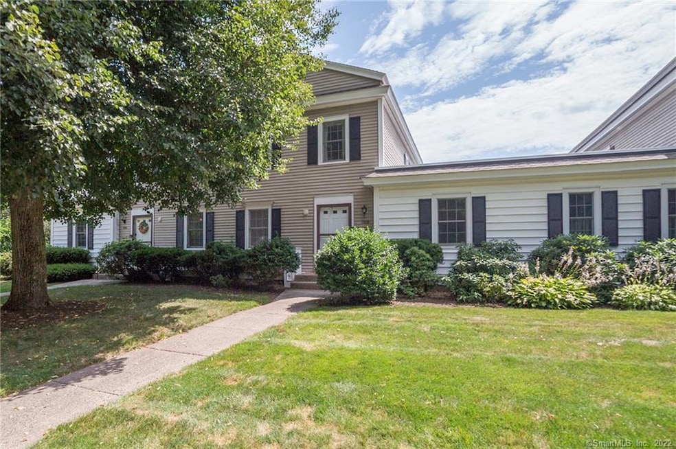 580 Mountain Rd unit B, West Hartford, CT 06117 - photo 1