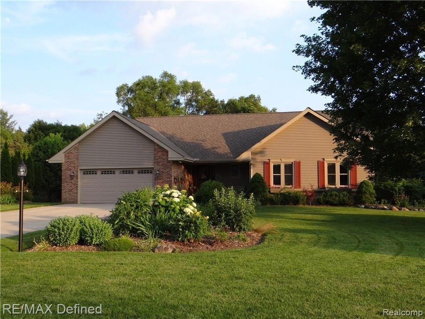 1052 Eagle Nest Dr, Rochester, MI 48306 - photo 1