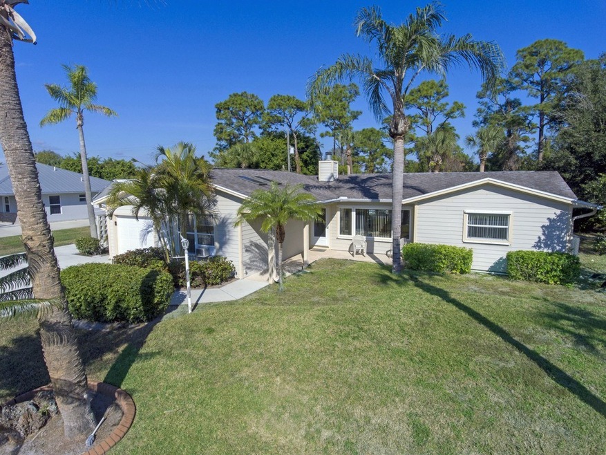 Beautiful 3/2/1 pool home on oversized 129'x125' d