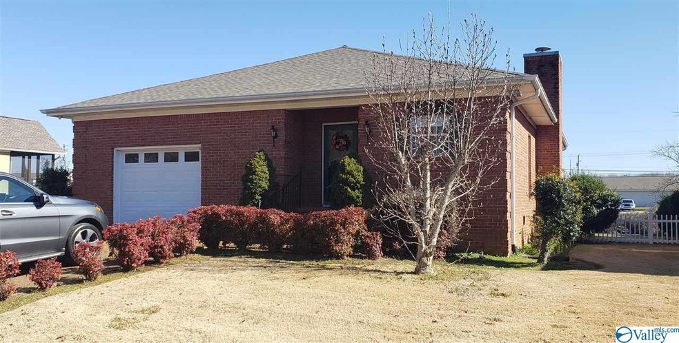 127 Lakepoint Dr, Gadsden, AL 35901 - photo 1