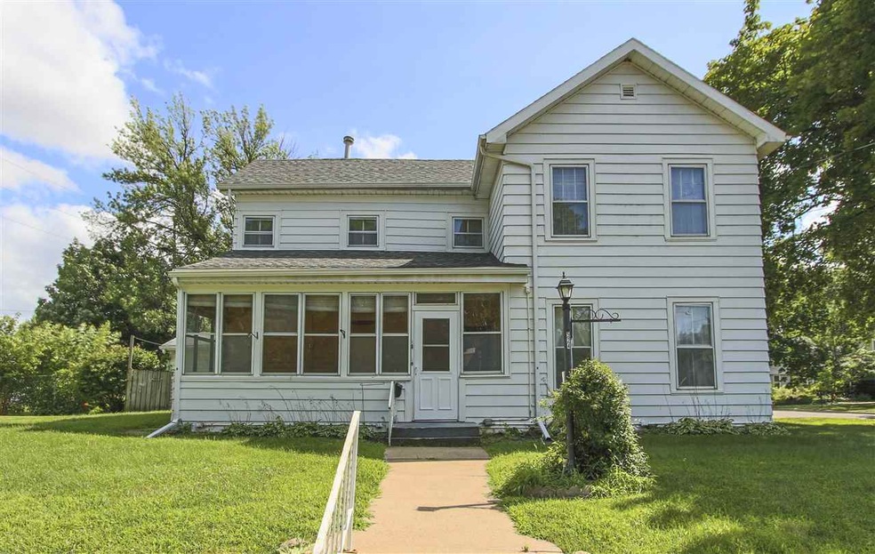 524 W 4th St, Cedar Falls, IA 50613 - photo 1