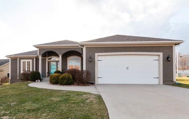 Welcome to Raintree Lake and this Stucco-front, ho