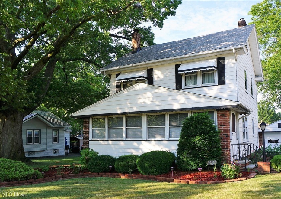 View of front facade with a front yard