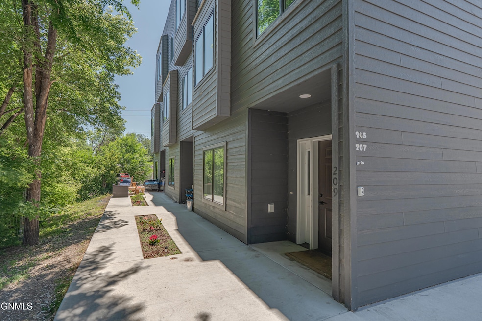 209 W Thayer Ave unit C, Bismarck, ND 58501 - photo 1