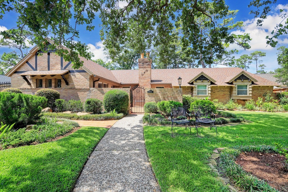 10302 Green Tree Rd, Houston, TX 77042 - photo 1