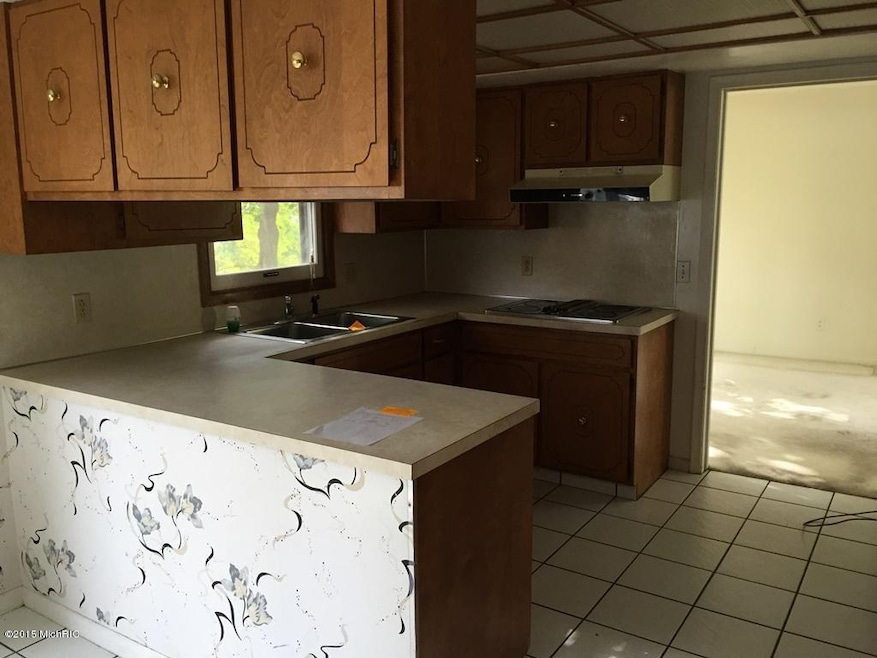 1232 Drexel Ct NE, Grand Rapids, MI 49505 - photo 1