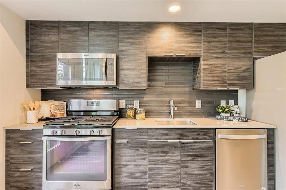 Kitchen with appliances with stainless steel fini