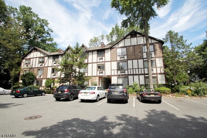 1422 Faulkner Ct, Mahwah, NJ 07430 - photo 1