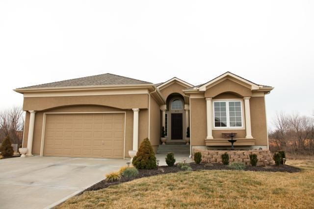 802 Ridge Crest Dr, Raymore, MO 64083 - photo 1