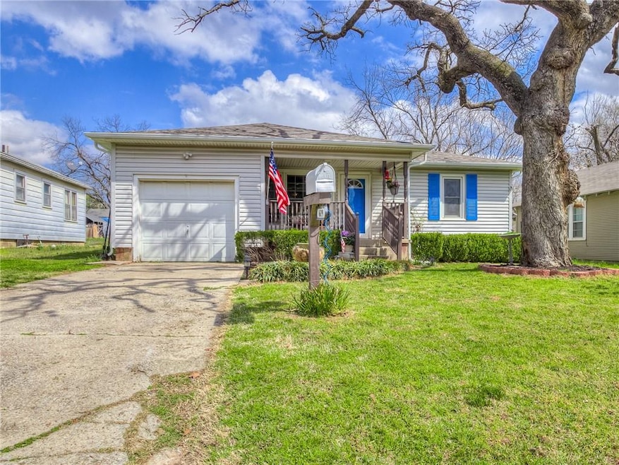 619 N Oklahoma Ave, Shawnee, OK 74801 - photo 1