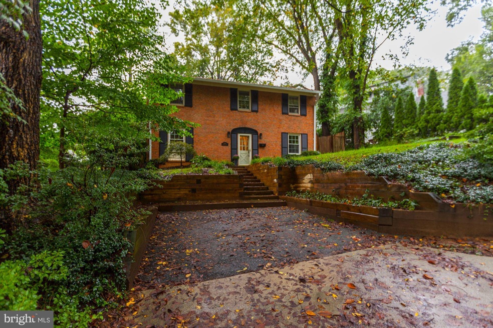 6010 Benalder Dr, Bethesda, MD 20816 - photo 1