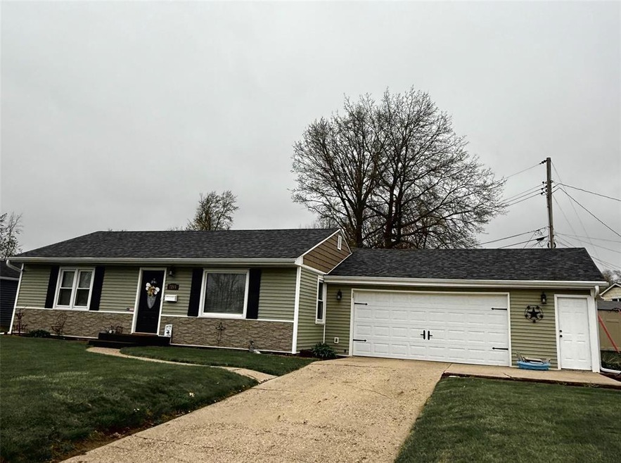 2204 S 7th Ave E, Newton, IA 50208 - photo 1