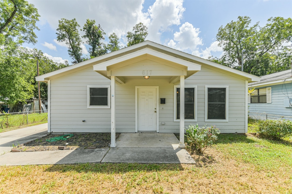 617 Avenue I, Conroe, TX 77301 - photo 1