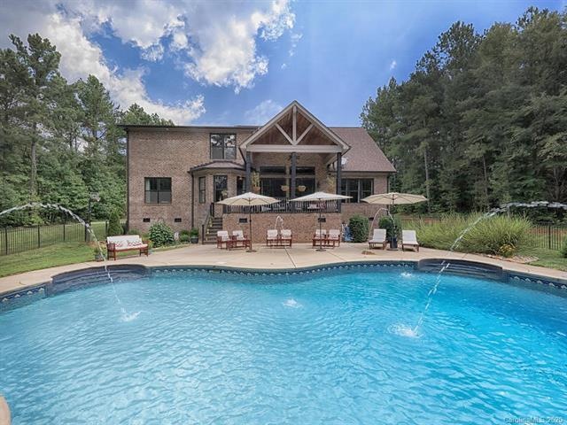 Saltwater pool w/fountains and auto-filler