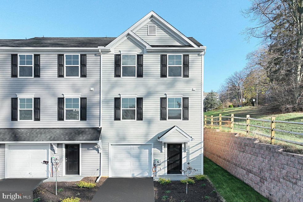 102 Kuechler Ct, Reading, PA 19606 - photo 1