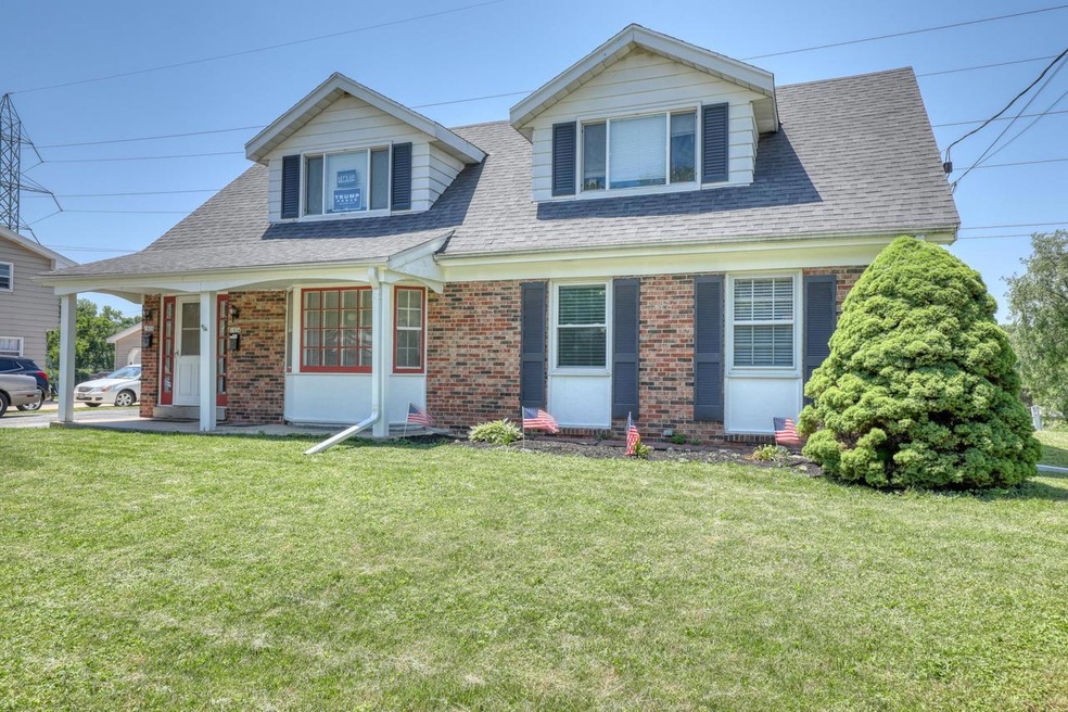 1924 Cardinal Dr, Waukesha, WI 53186 - photo 1