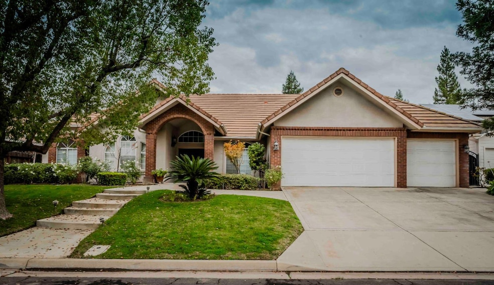 8860 N 10th St, Fresno, CA 93720 - photo 1