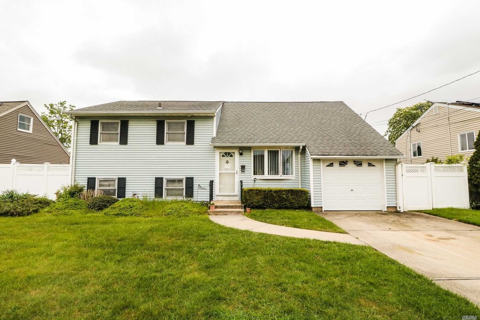 1013 N Monroe Ave, Lindenhurst, NY 11757 - photo 1