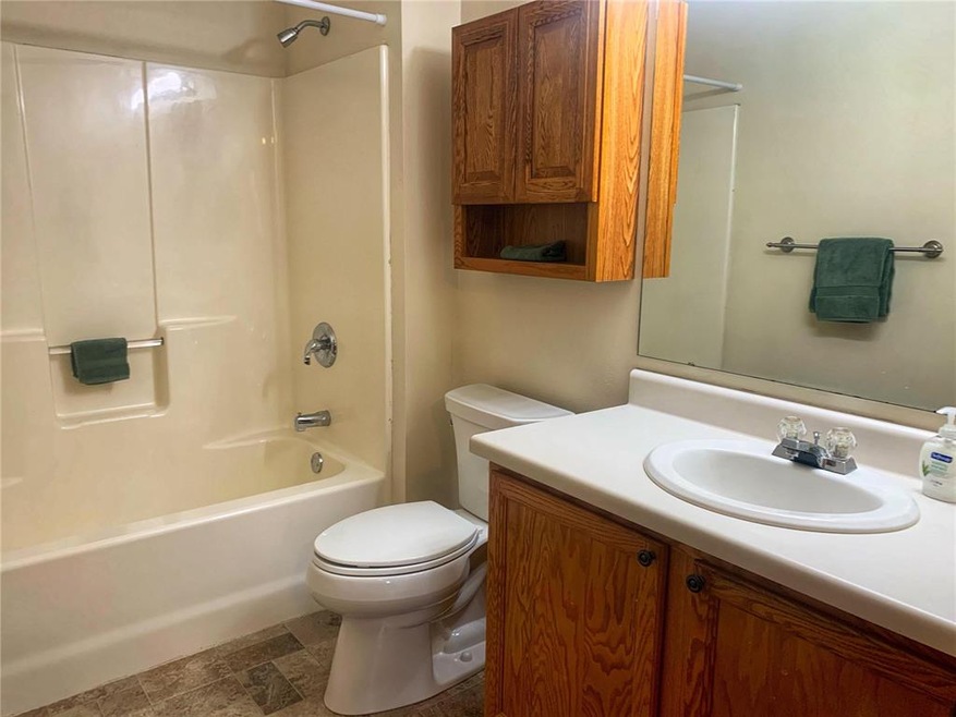 3120 Wilson Ave SW unit 8, Cedar Rapids, IA 52404 - photo 1