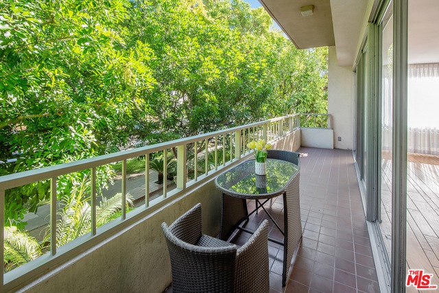 339 N Palm Dr unit 102, Beverly Hills, CA 90210 - photo 1