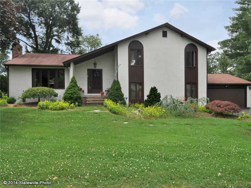 172 Sweetbriar Dr, Cranston, RI 02920 - photo 1