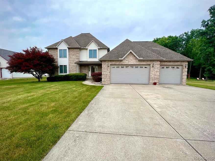 1071 Royalcrest Dr, Flint, MI 48532 - photo 1