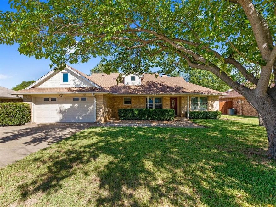Welcome home to 709 Oak Lane in Grapevine, TX