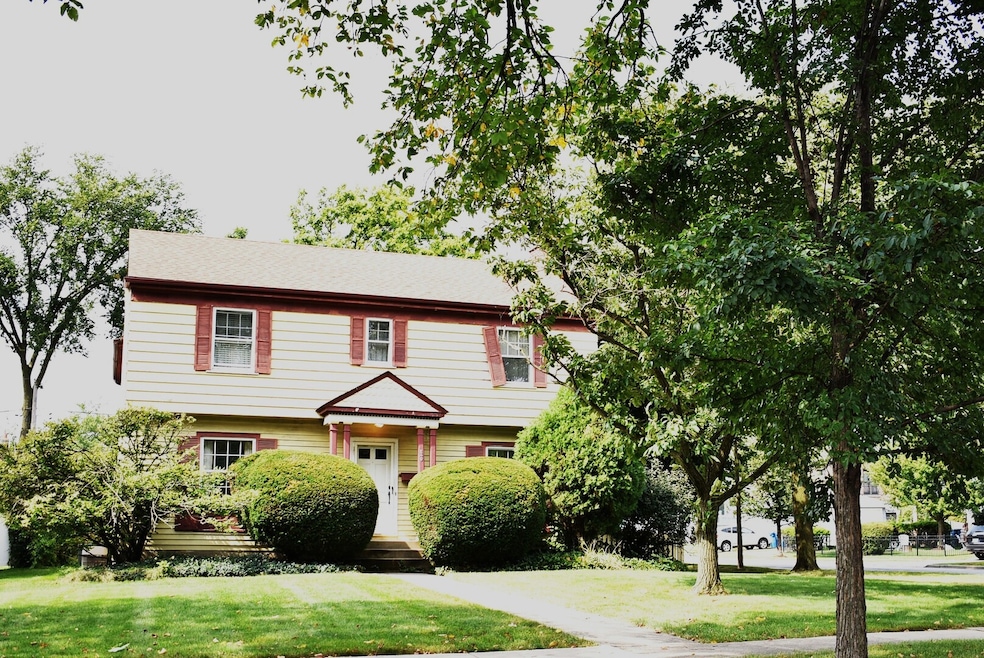 240 N Willow Rd, Elmhurst, IL 60126 - photo 1