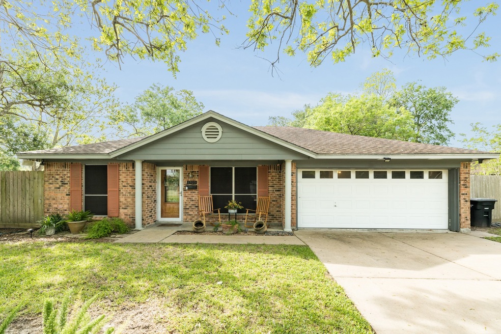 1705 Sherwood Cir, Alvin, TX 77511 - photo 1