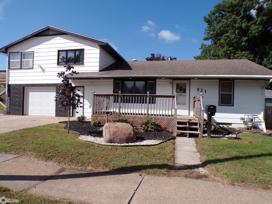 921 S 10th Ave, Marshalltown, IA 50158 - photo 1