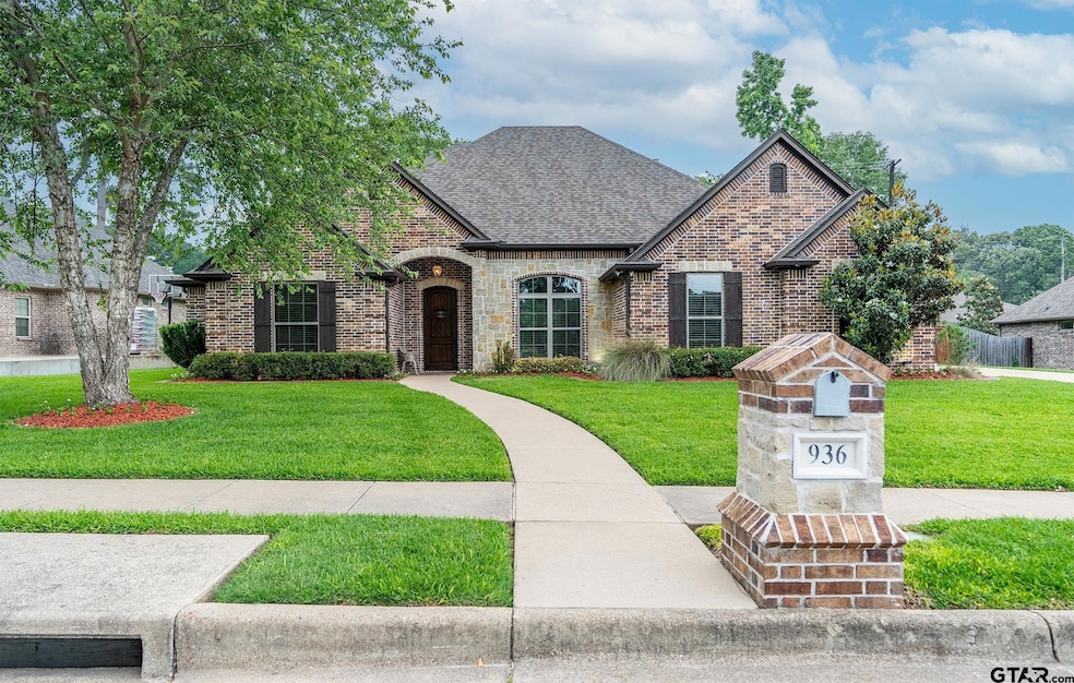 For Sale $579,900 • Co-Listing Agent