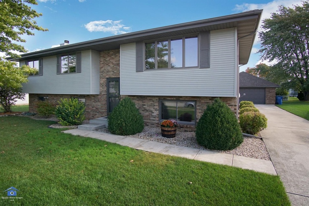 1433 Capri Ln, Dyer, IN 46311 - photo 1