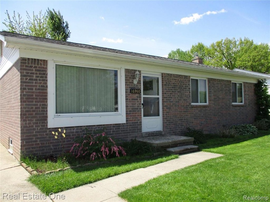 16960 E Pointe Dr, Roseville, MI 48066 - photo 1